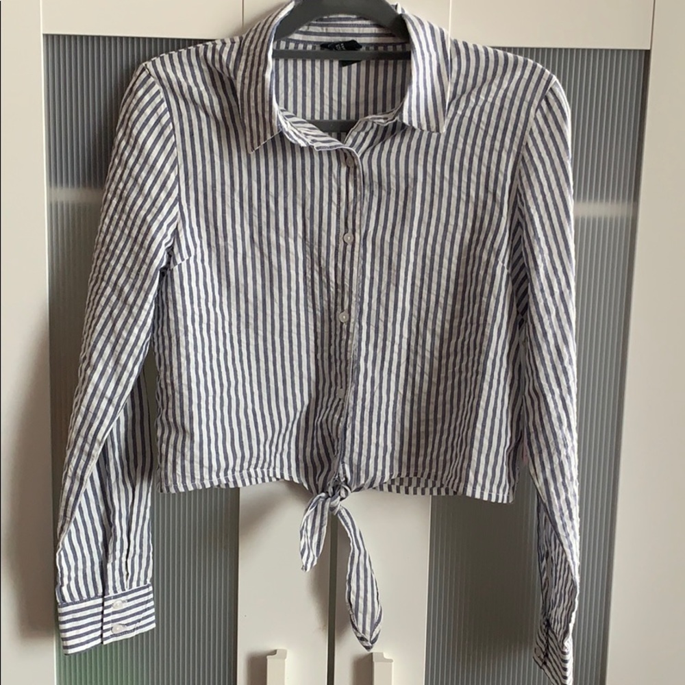 Light blue and white Seer sucker crop button down